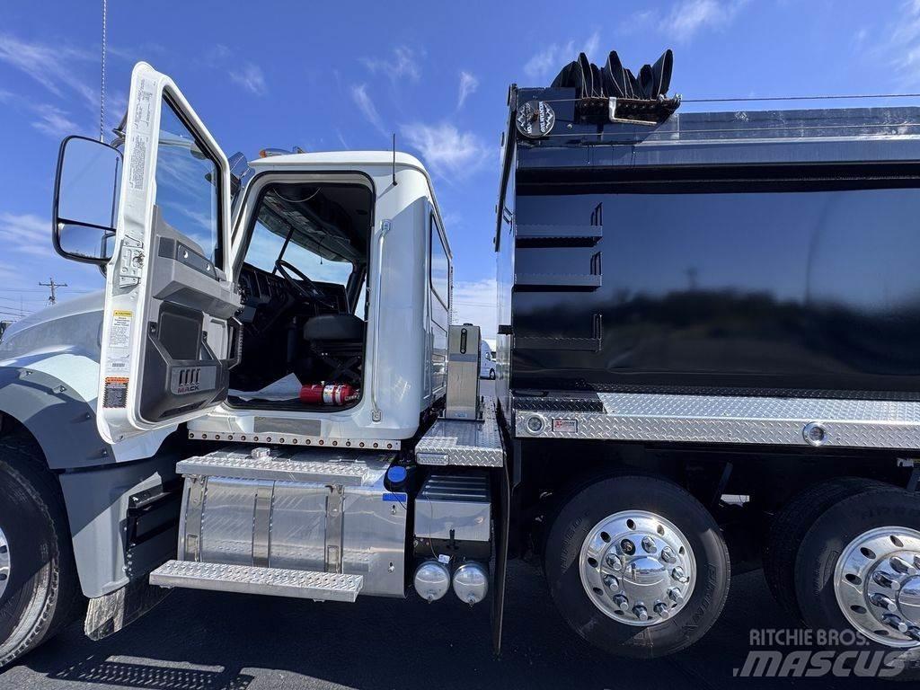 Mack GR64F Tippbil
