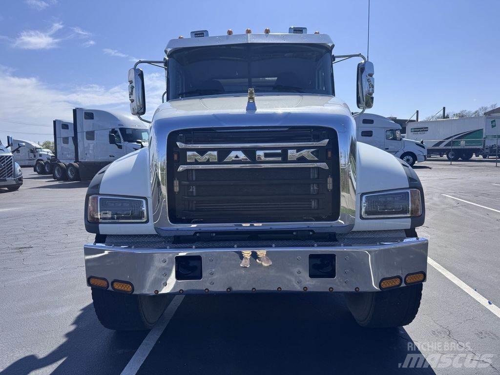 Mack GR64F Tippbil