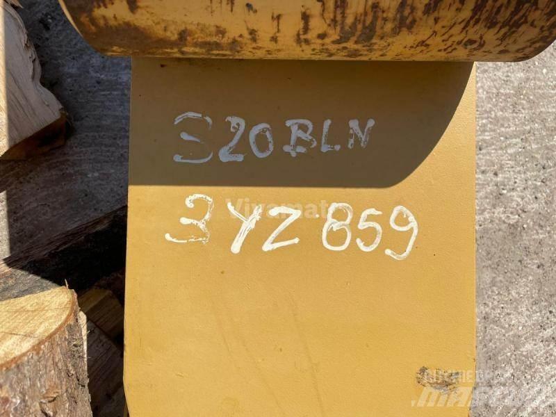 CAT 320 Bommer og stikker