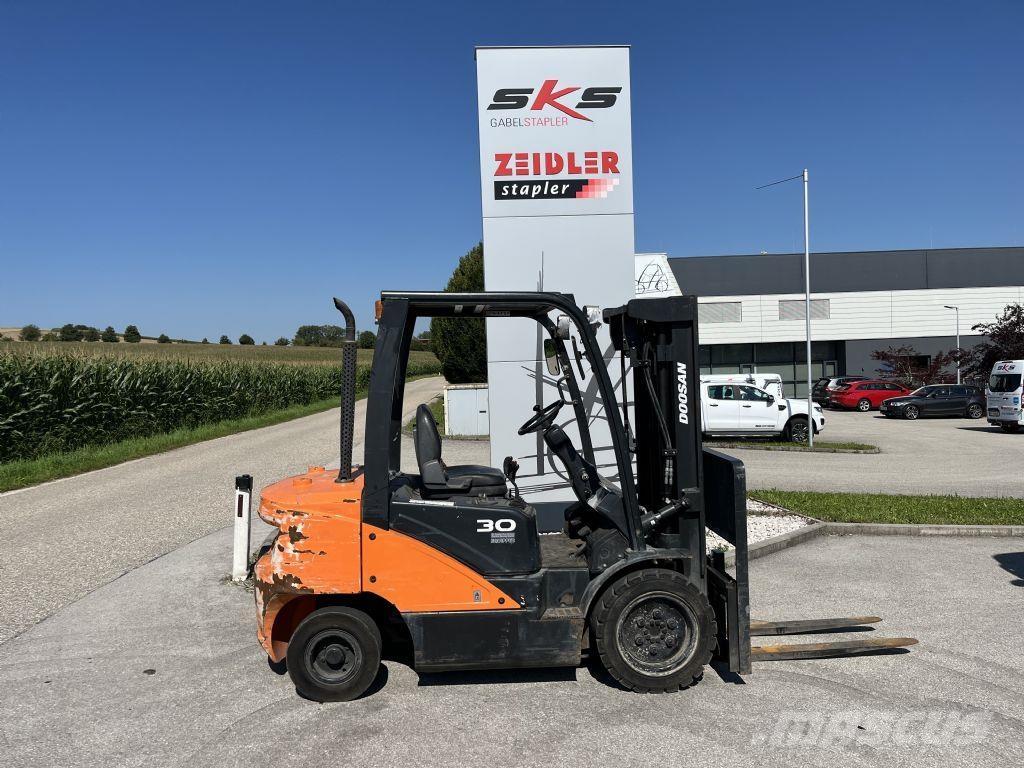 Doosan D30S-7 Diesel Trucker