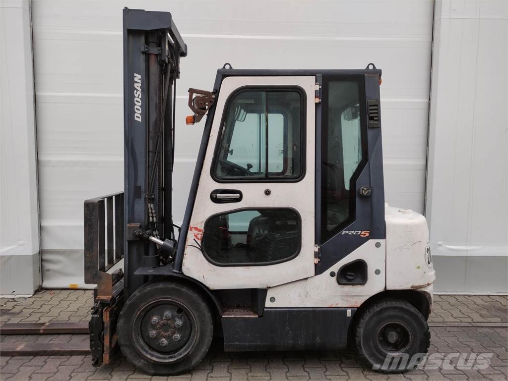 Doosan D25S-5 Diesel Trucker