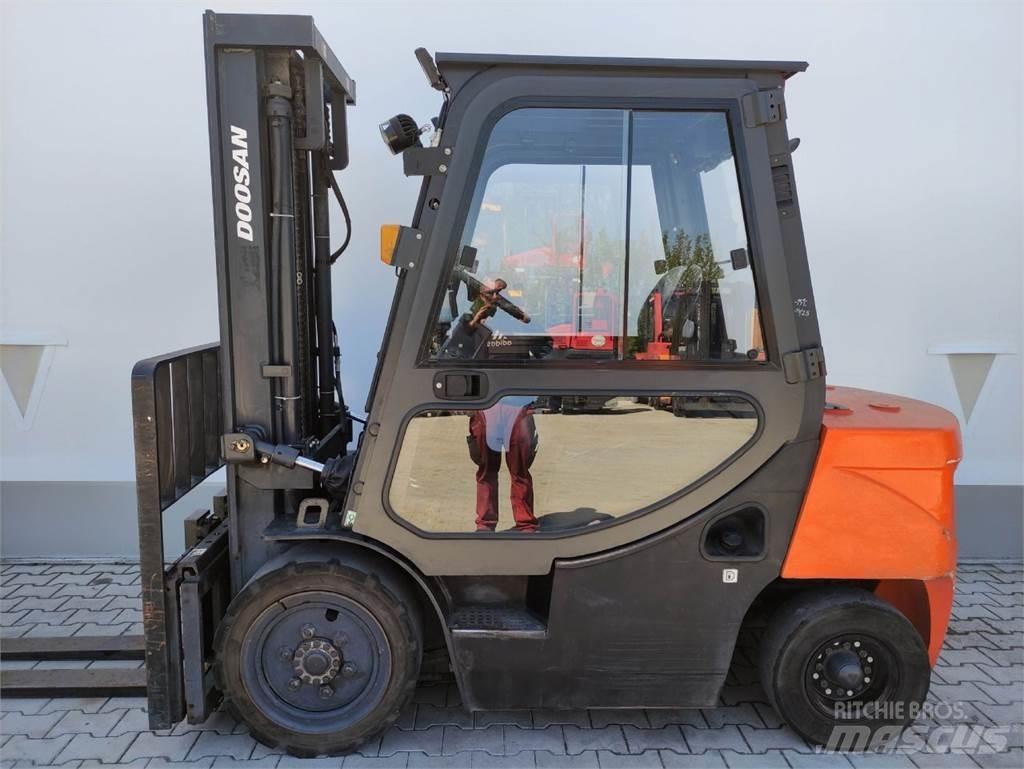 Doosan D30 GP Diesel Trucker