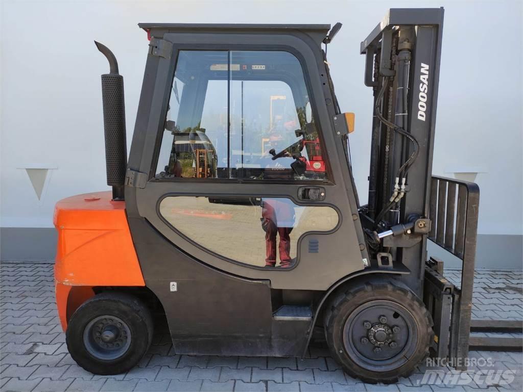 Doosan D30 GP Diesel Trucker