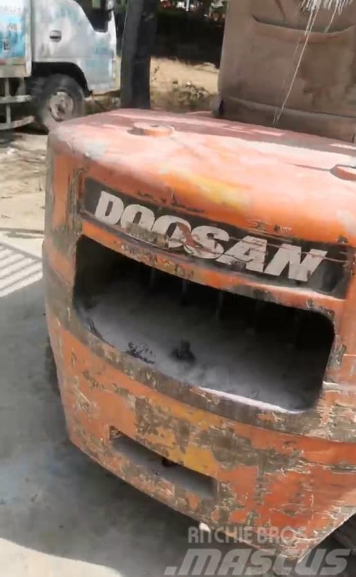Doosan D30S Diesel Trucker