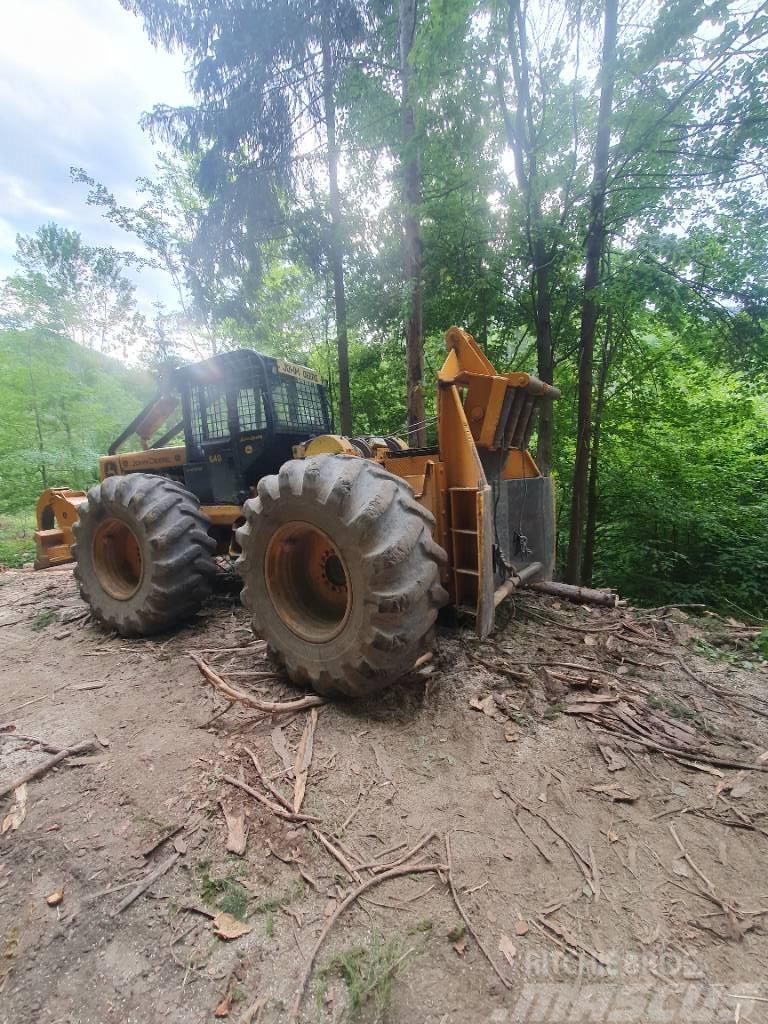 John Deere 640 D Traktor med skogsutstyr
