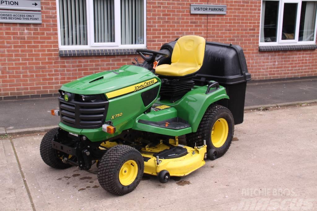 John Deere X750 with 54" Cutting deck and Collector Sitteklippere