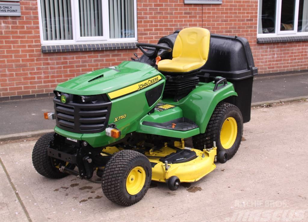 John Deere X750 with 54" Cutting deck and Collector Sitteklippere