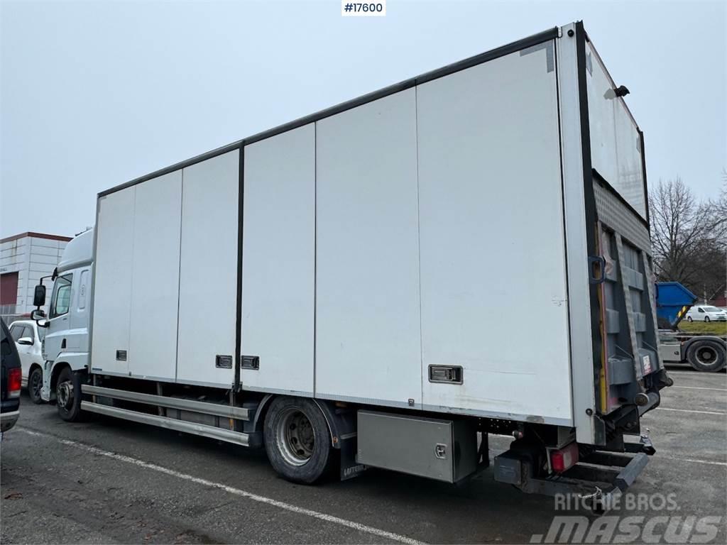 DAF CF370 4x2 box truck w/ full side opening and lifti Skapbiler