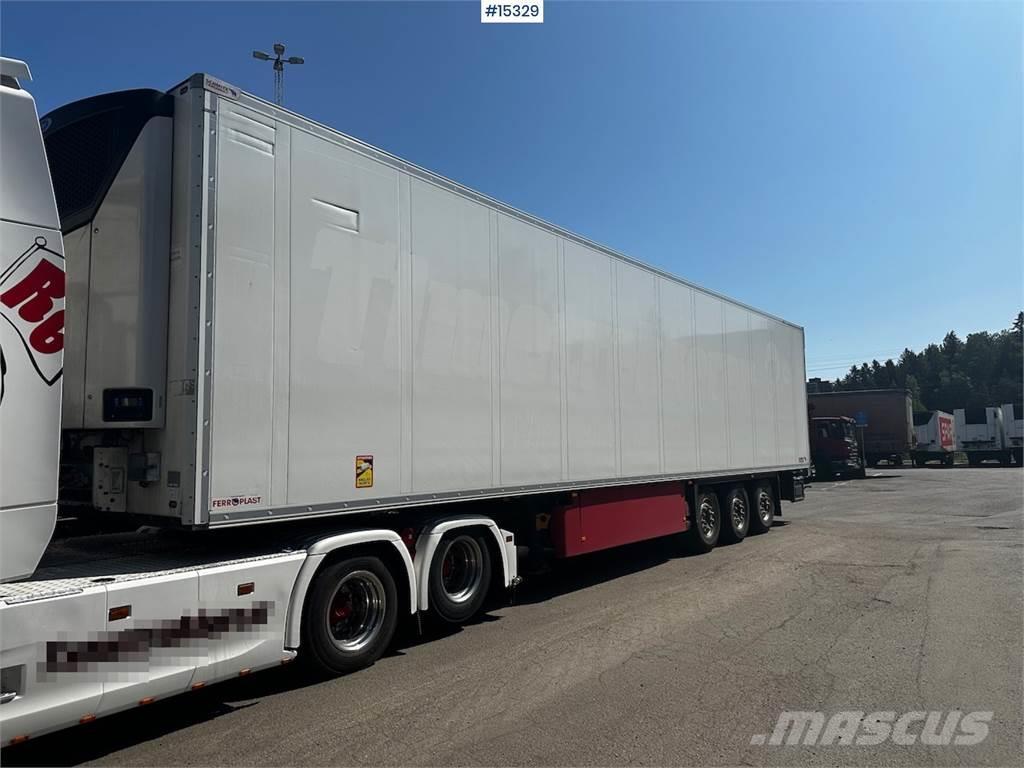 Schmitz Cargobull Thermotrailer 2 temp w/ booms. Andre hengere