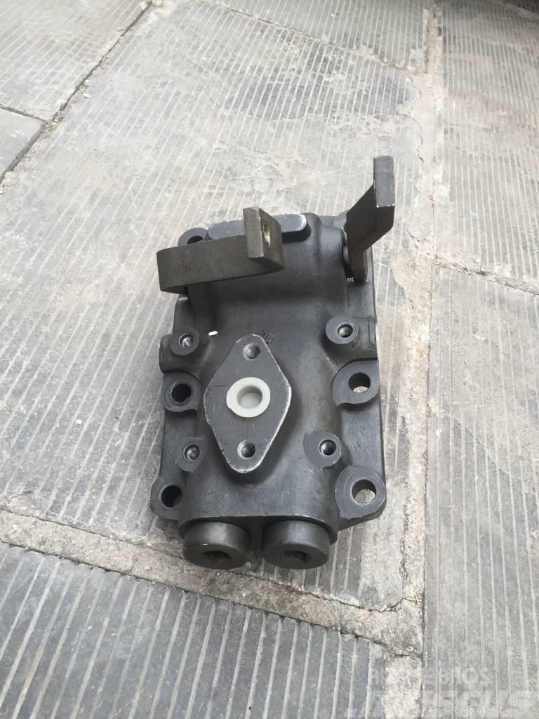 Komatsu D65E-8 steering valve assembly 144-40-00100 Girkasse
