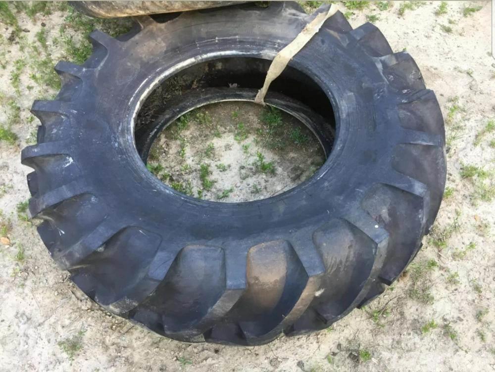  Tractor tyres 16.9 14 - 26 Pirelli £150 plus vat £ Dekk, hjul og felger