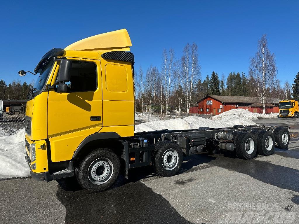 Volvo FH500 10x4 283tkm valmistuu ritilä-autoksi Spesialbiler for transport av skogsmaskiner