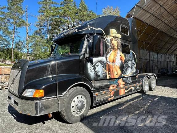 Volvo VNL64 Trekkvogn med container chassie og kapell tr Trekkvogner
