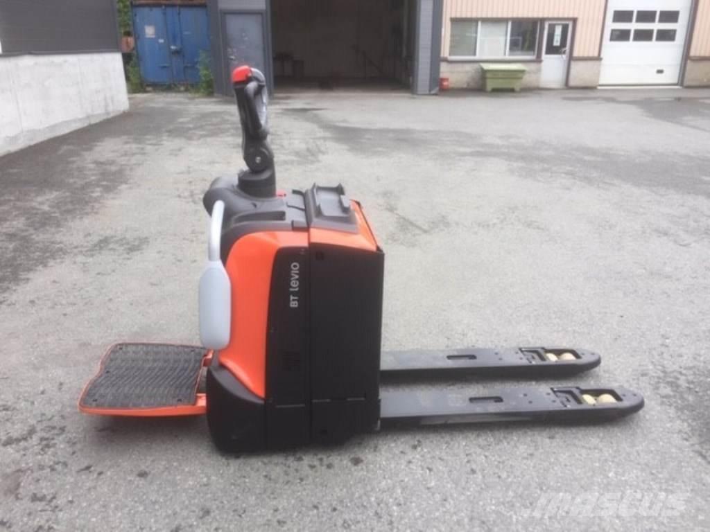 Toyota LPE200 Lavtløftende truck med platform