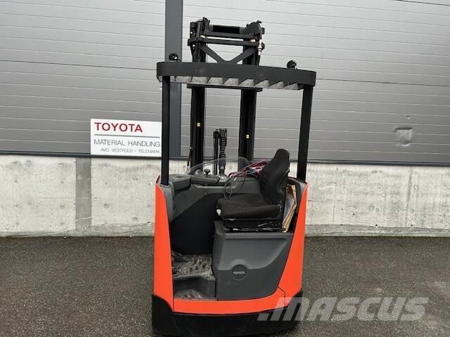 Toyota RRE120B Skyvemasttruck
