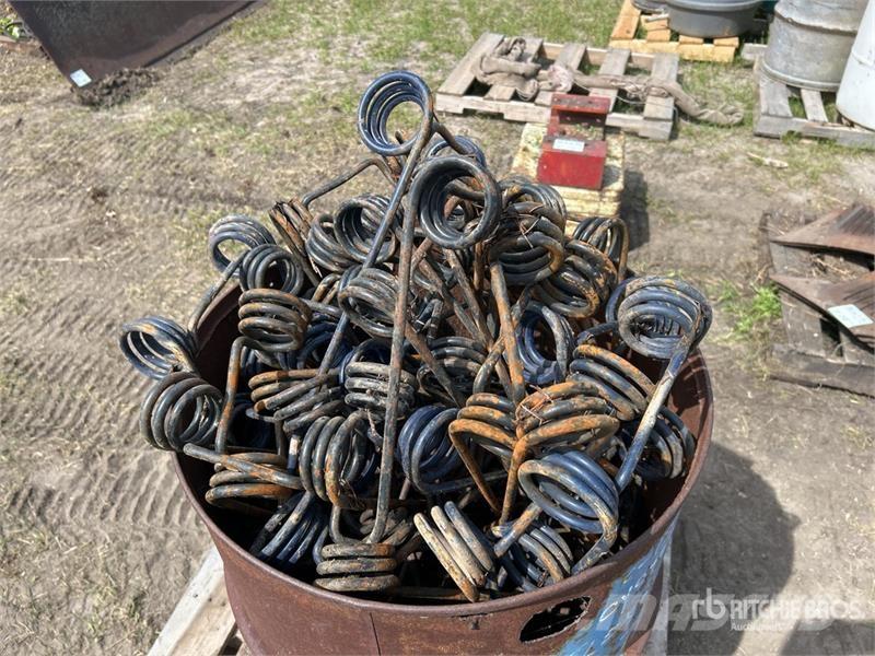 Quantity of 3/8 x 17 in Harrow Tines (Unused) Andre komponenter