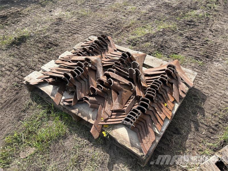 Quantity of (64) Cultivator Sweeps Andre komponenter