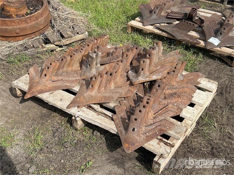 Quantity of (64) Cultivator Sweeps Andre komponenter