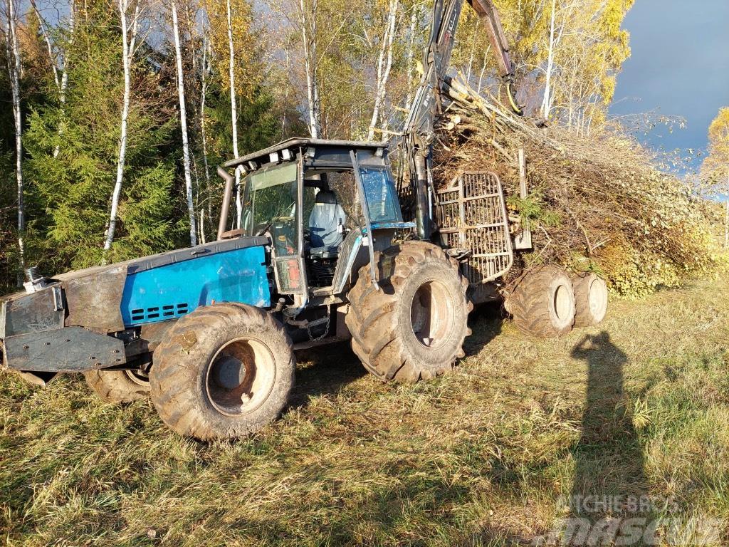 Valtra 8400 Traktor med skogsutstyr