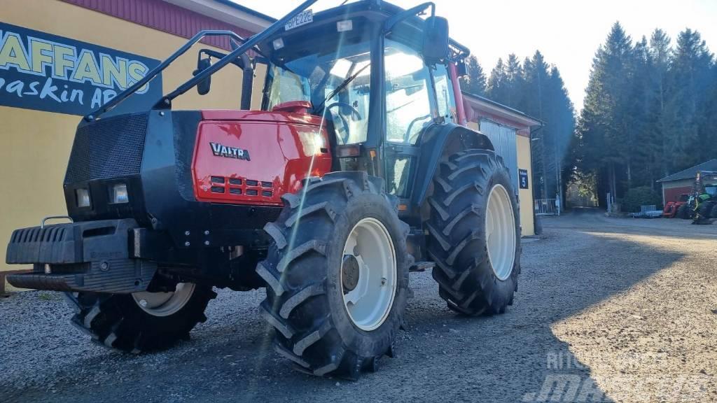 Valtra 6550 Traktor med skogsutstyr