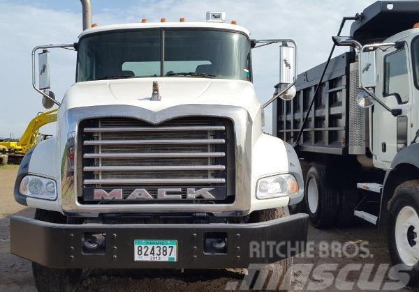 Mack water truck GU813E Tankbiler