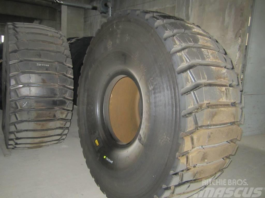 Michelin 2x runderneuert 33.25x29 Dekk, hjul og felger
