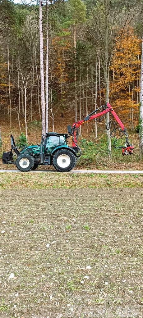 Valtra T234D Traktor med skogsutstyr