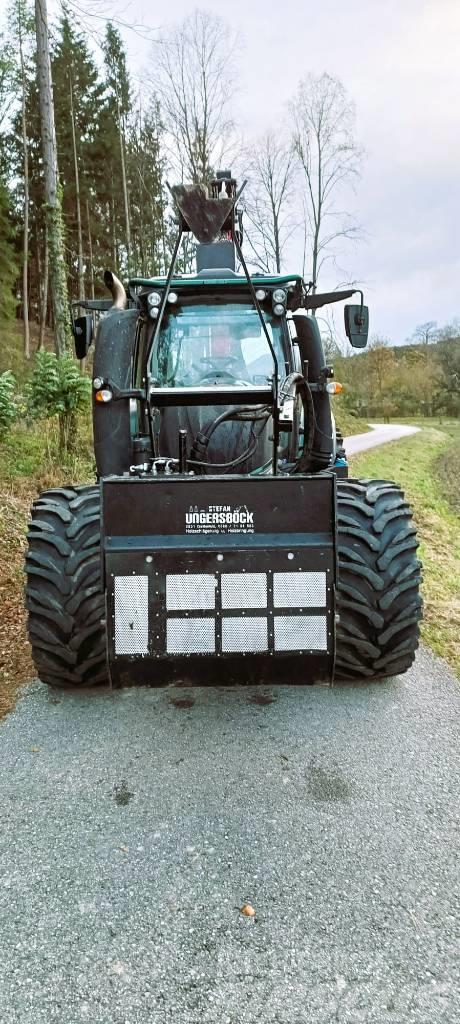 Valtra T234D Traktor med skogsutstyr