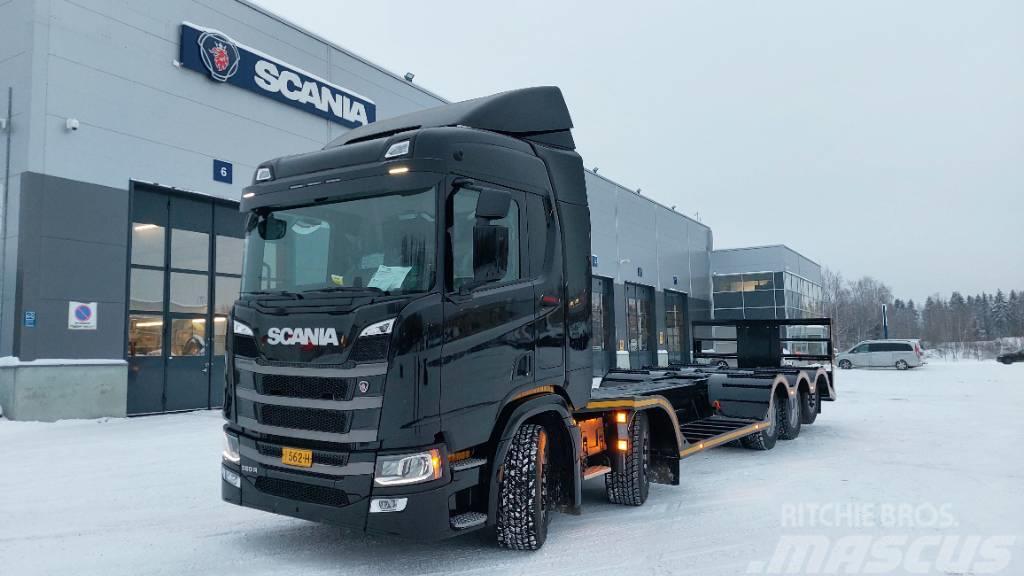 Scania R560 B10X4*6NB koneenkuljetusauto Spesialbiler for transport av skogsmaskiner