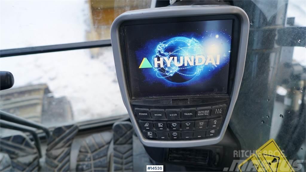 Hyundai HX520L digger w/ bucket. Beltegraver