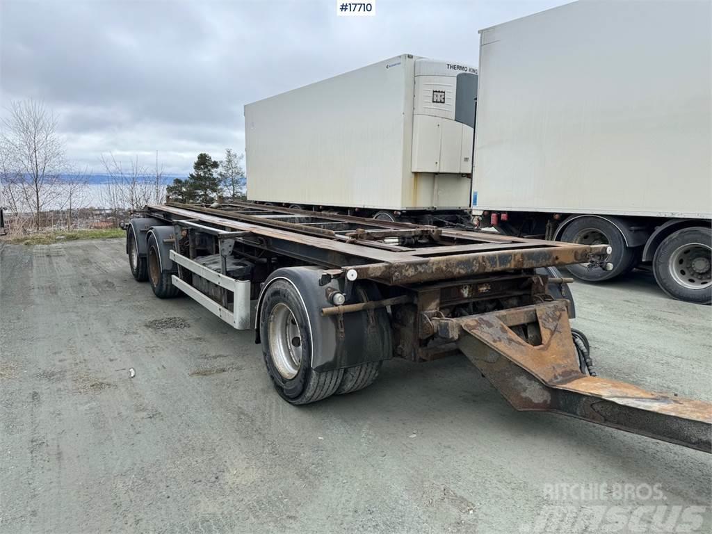 Istrail 3-axle hook trailer w/ tipper Andre semitrailere