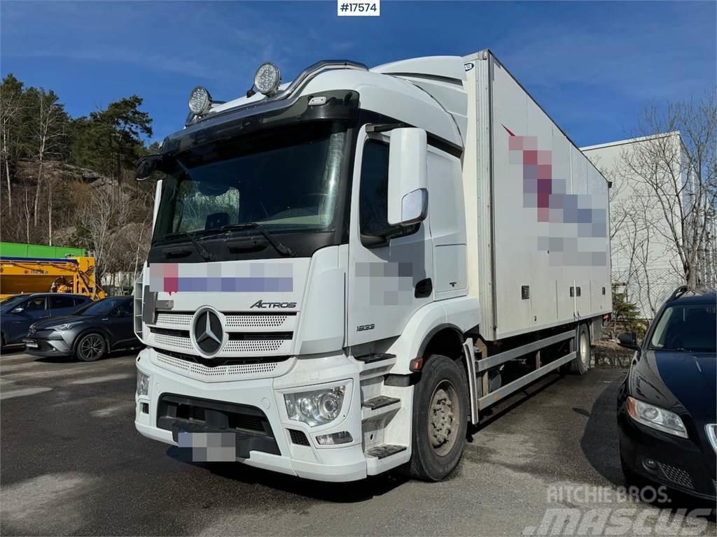 Mercedes-Benz Actros 1833 4x2 box truck w/ full side opening and Skapbiler