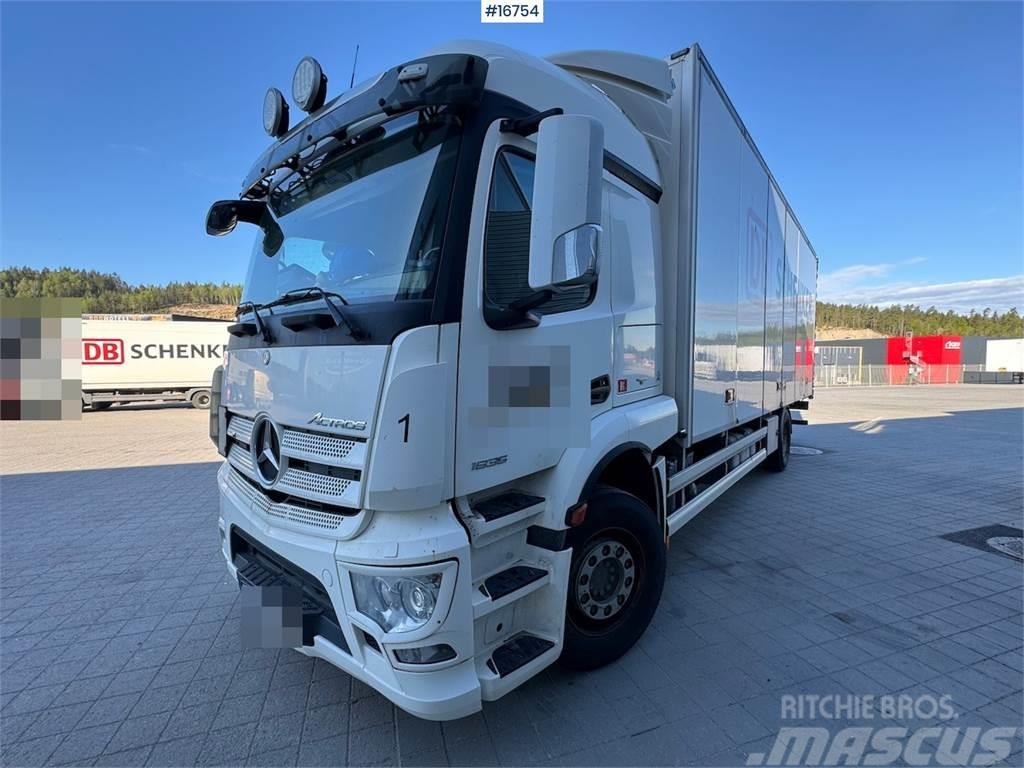 Mercedes-Benz Actros 1835 4x2 box truck w/ full side opening and Skapbiler