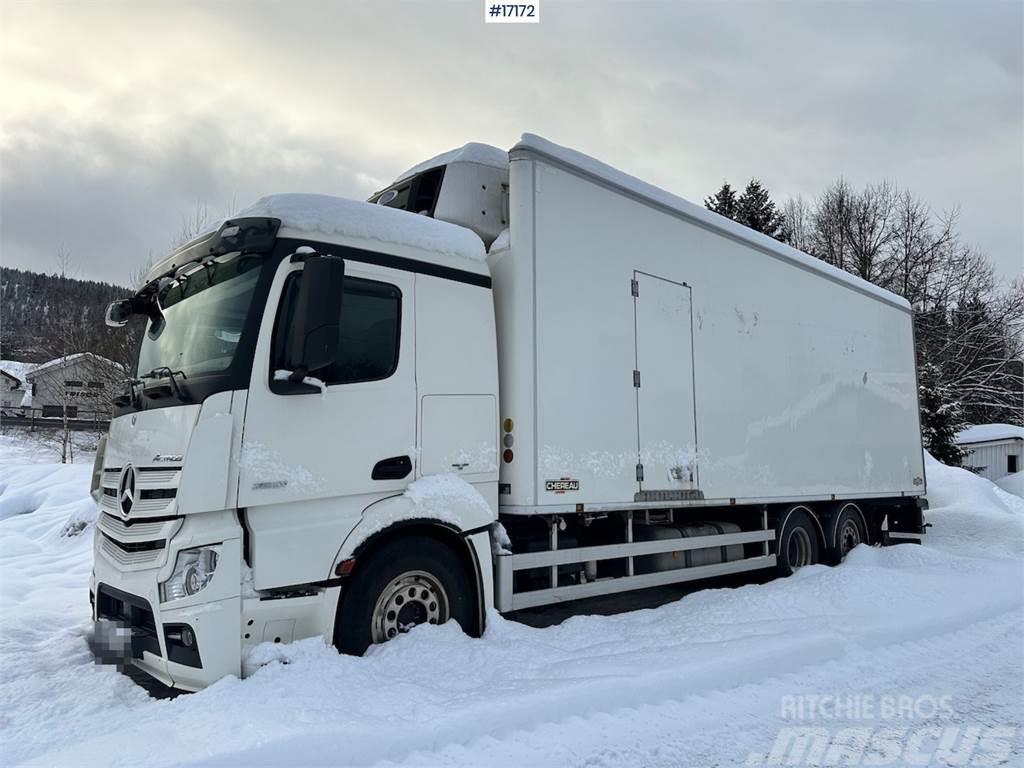 Mercedes-Benz Actros 2551 6x2 Box Truck w/ fridge/freezer unit. Skapbiler