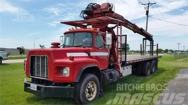 Mack RB690S Boom Truck Andre lastebiler