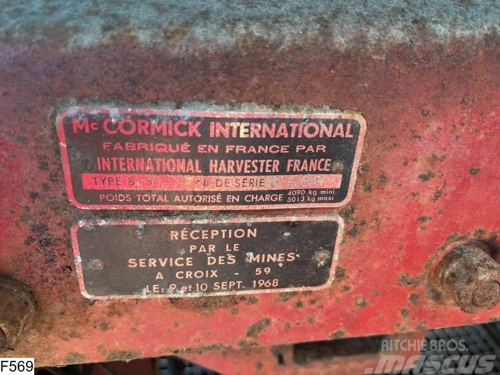 International 851 Mc Cormick International 851 Skurtreskere