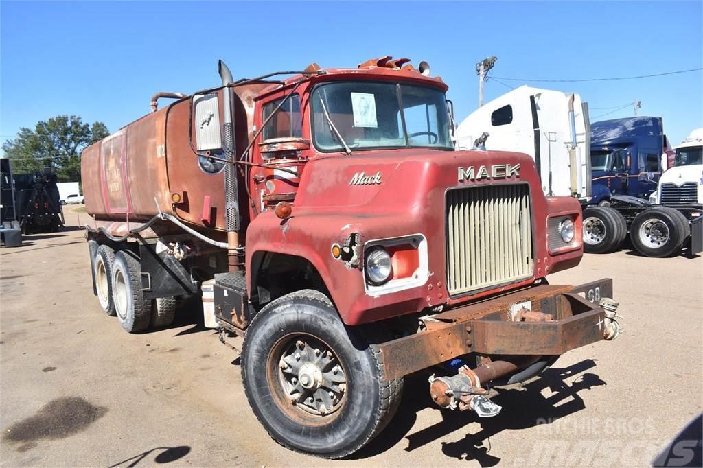 Mack DM685S Tankbiler