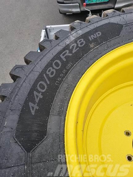 John Deere Hjul par: Michelin Crossgrip 440/80R28 Fakspro Gul Dekk, hjul og felger