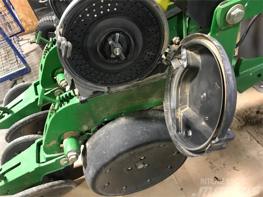 John Deere XP row unit w/ closing wheels & meters Andre såmaskiner