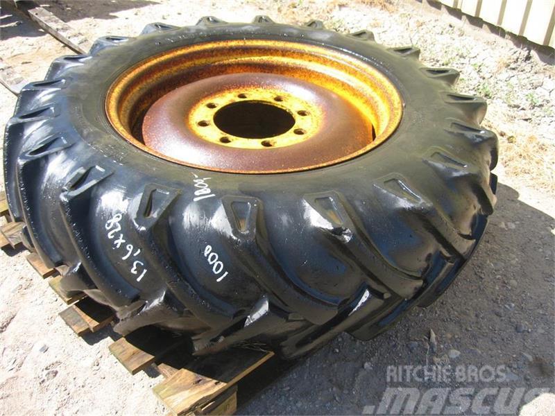 Bridgestone 13.6x28 dæk på 8 huls fælg Dekk, hjul og felger