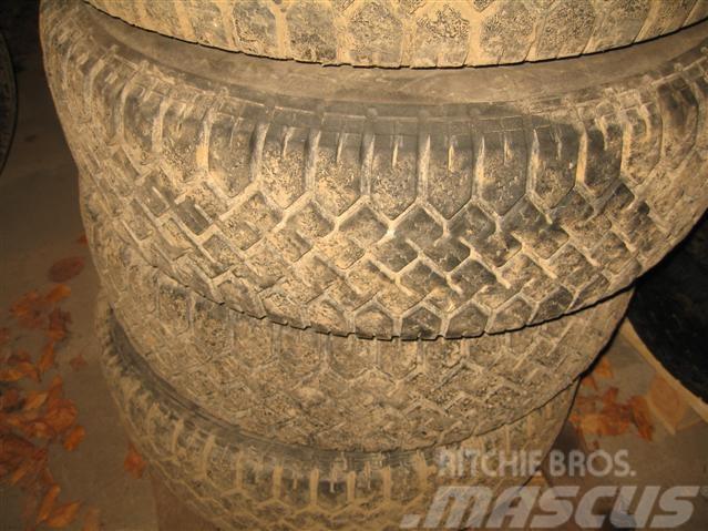 Continental Bridestone 225/70R15 M723 Dekk, hjul og felger