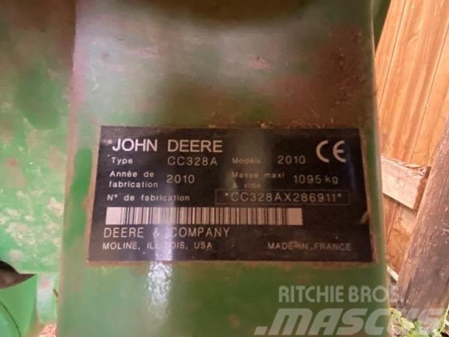 John Deere 328A Slåmaskiner