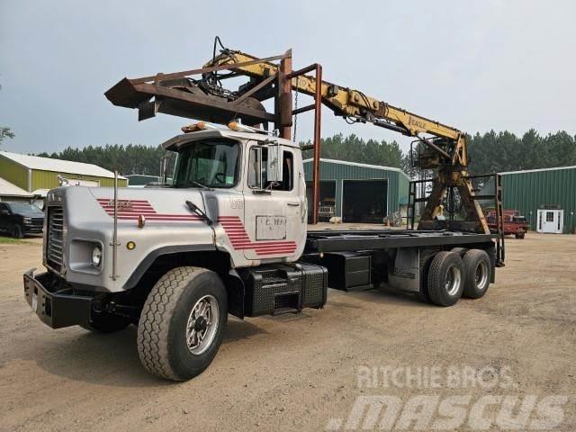 Mack DM690S Tømmerbiler