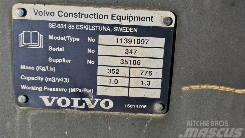 Volvo L30GS, maakauha, siipilumikauha ja trukkipiik Minilastere