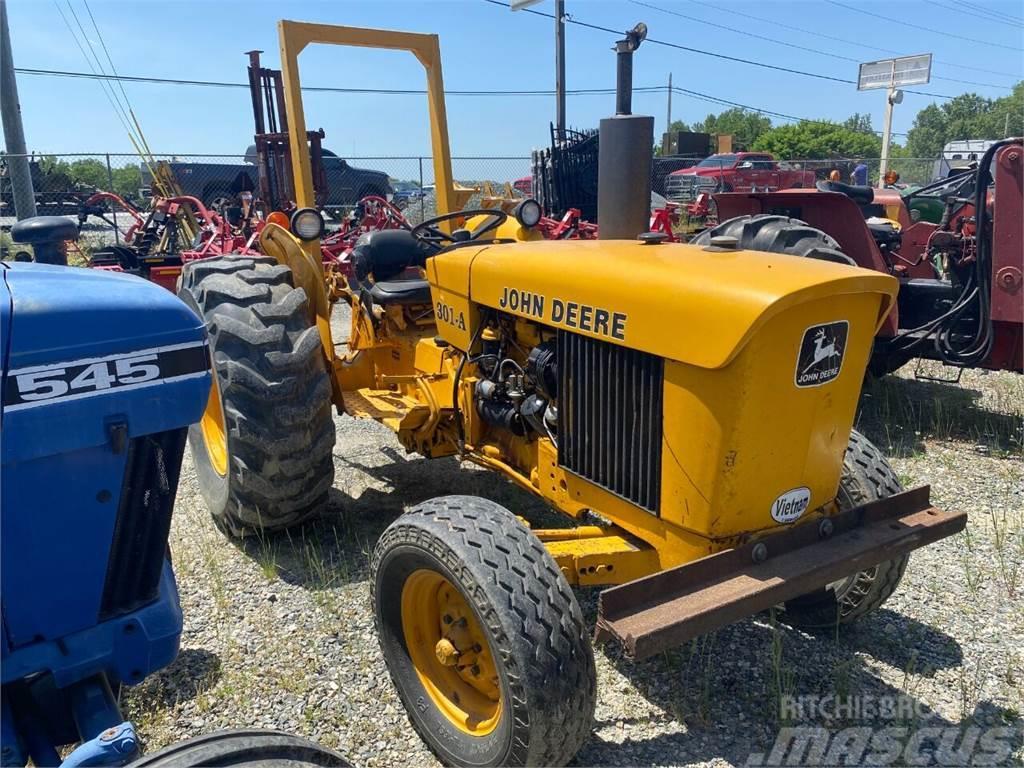 John Deere 301A Traktor med skogsutstyr
