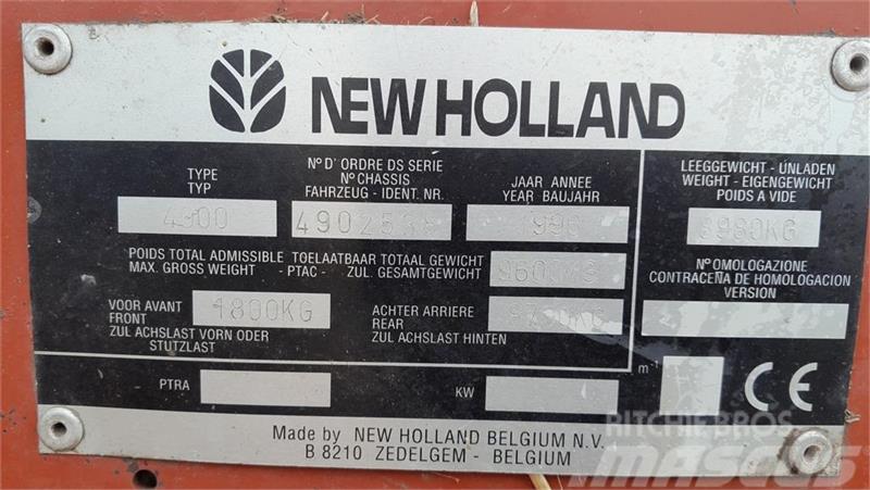 New Holland 4900 med Spragelse ballevogn Firkantpresser